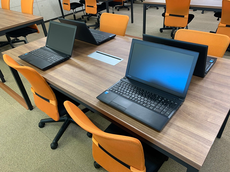 1つのテーブルを4名でご利用頂きます