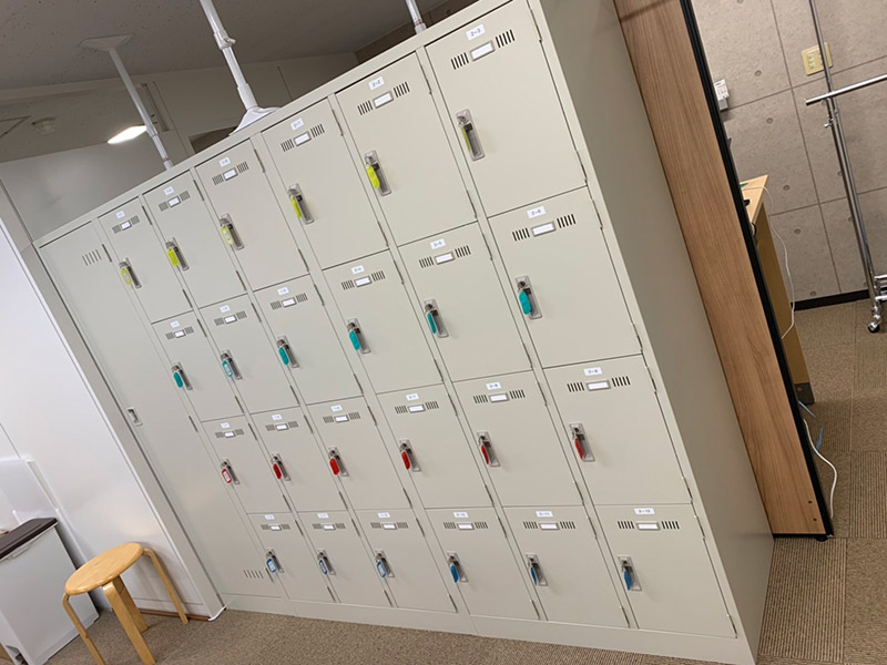 各人に鍵付きのロッカーをご用意しております